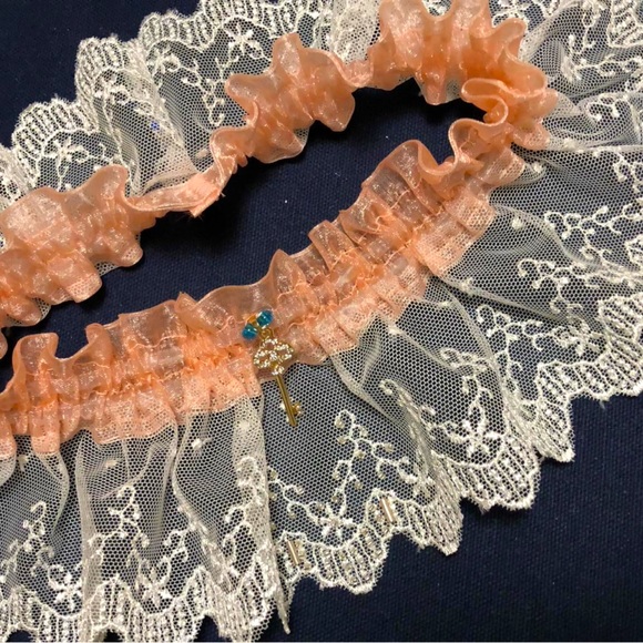 Peach and Lace Garter with crystals and “key to my heart” charm - Picture 3 of 3
